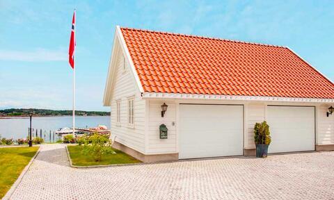 <h1>Garasjeport for norske forhold</h1>

<p>Vi produserer portene i eget hus, og legger stolhet i hvert eneste element. Hver port kvalitetsstemples og underskrives personlig av produsenten på nettopp den porten. Det er viktig for oss at hver port vi leverer fra oss holder høy kvalitet.</p>

<p> </p>
<p><em><a href="/inspirasjon/r%C3%A5dogtips/garasjeport-for-norske-forhold"><strong>Les mer her</strong></a></em></p>
